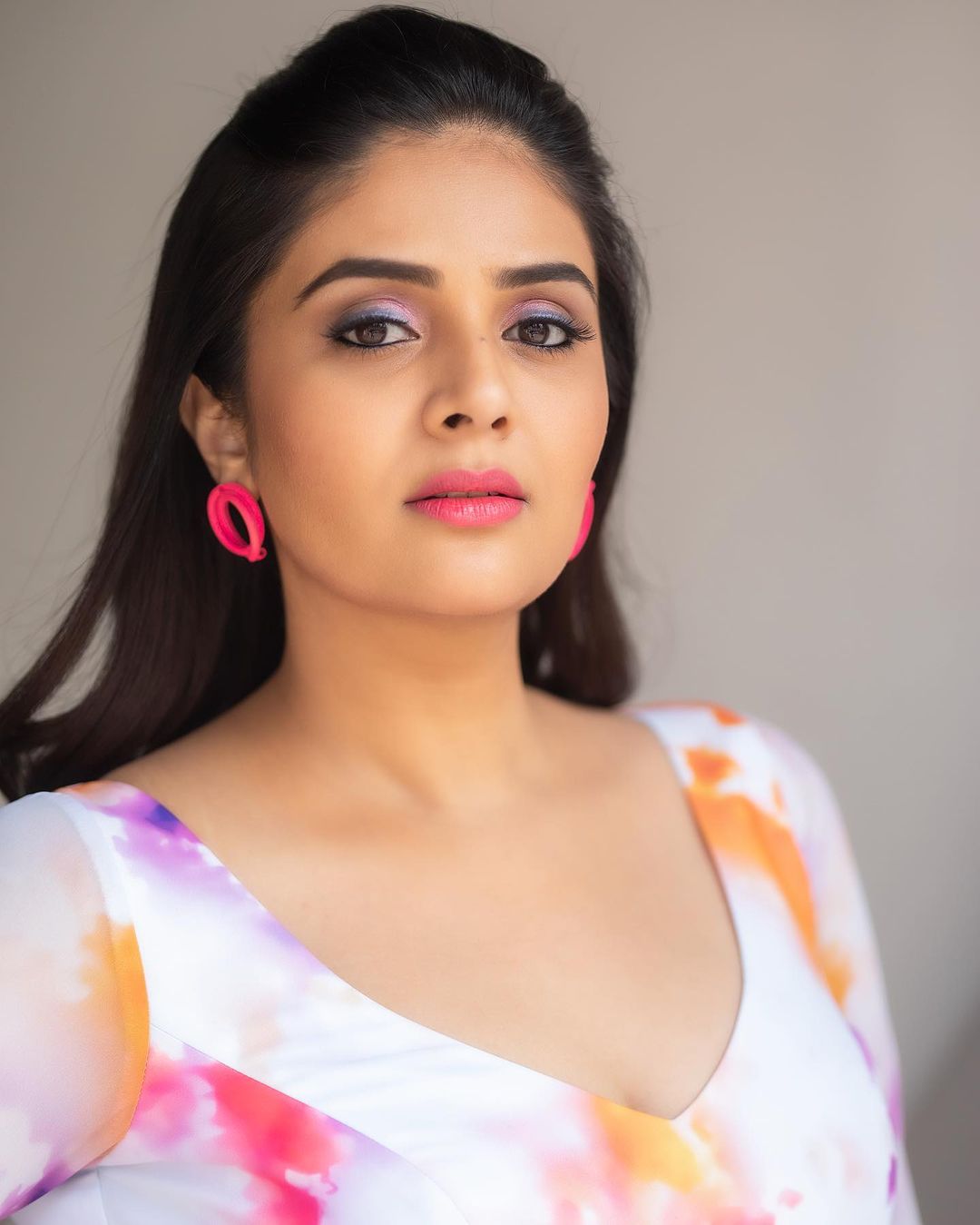 TELUGU TV ACTRESS SREEMUKHI STILLS IN MINI WHITE SKIRT 8